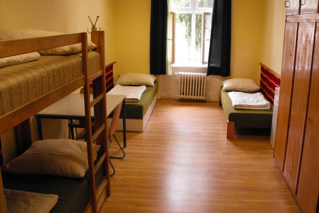 Mogyorodi Hostel Budapest Bagian luar foto