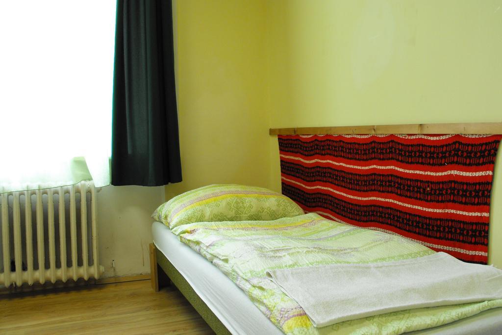 Mogyorodi Hostel Budapest Bagian luar foto