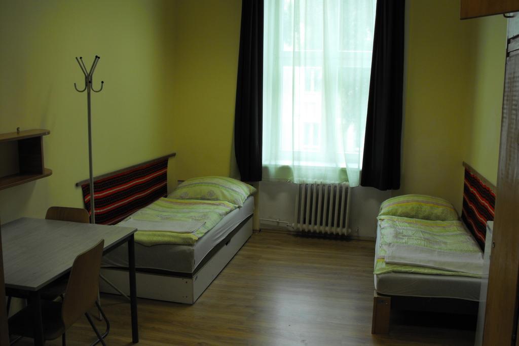 Mogyorodi Hostel Budapest Ruang foto