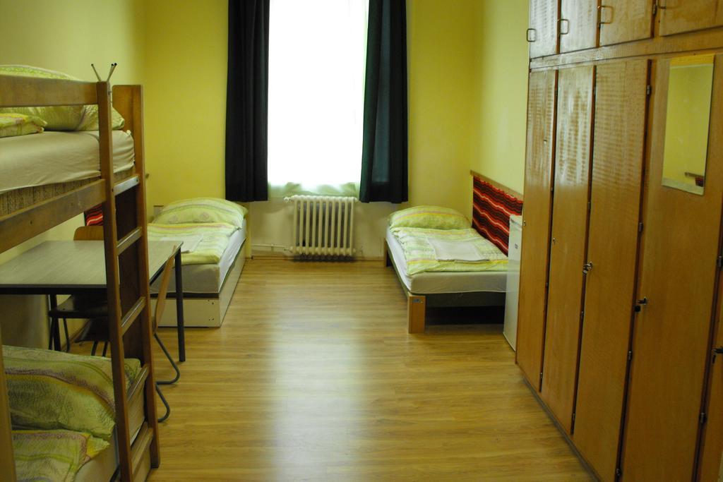 Mogyorodi Hostel Budapest Ruang foto