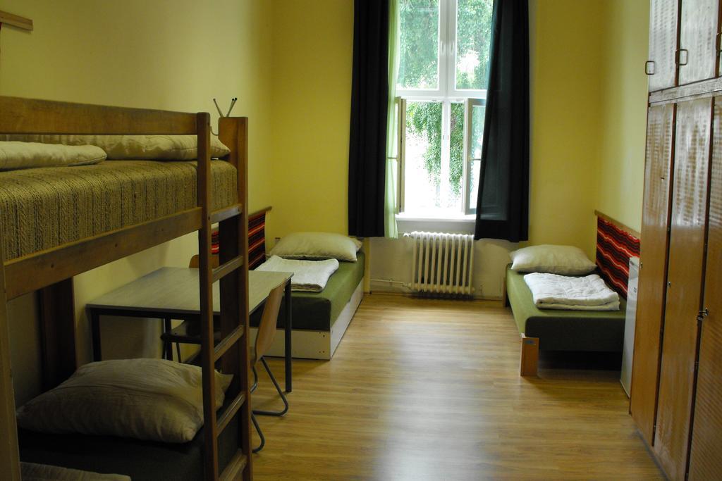 Mogyorodi Hostel Budapest Ruang foto