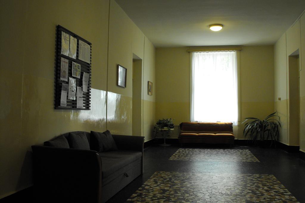 Mogyorodi Hostel Budapest Ruang foto