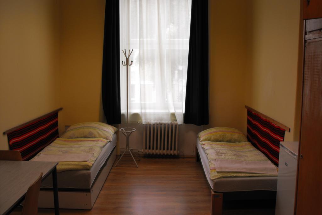 Mogyorodi Hostel Budapest Ruang foto