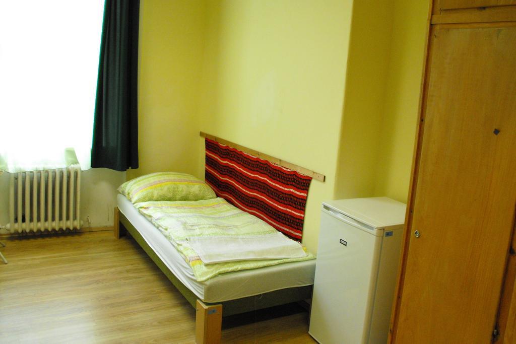 Mogyorodi Hostel Budapest Ruang foto