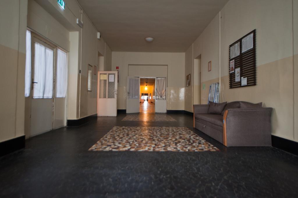 Mogyorodi Hostel Budapest Bagian luar foto